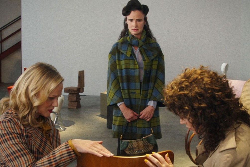 Juliette lewis plays a chair